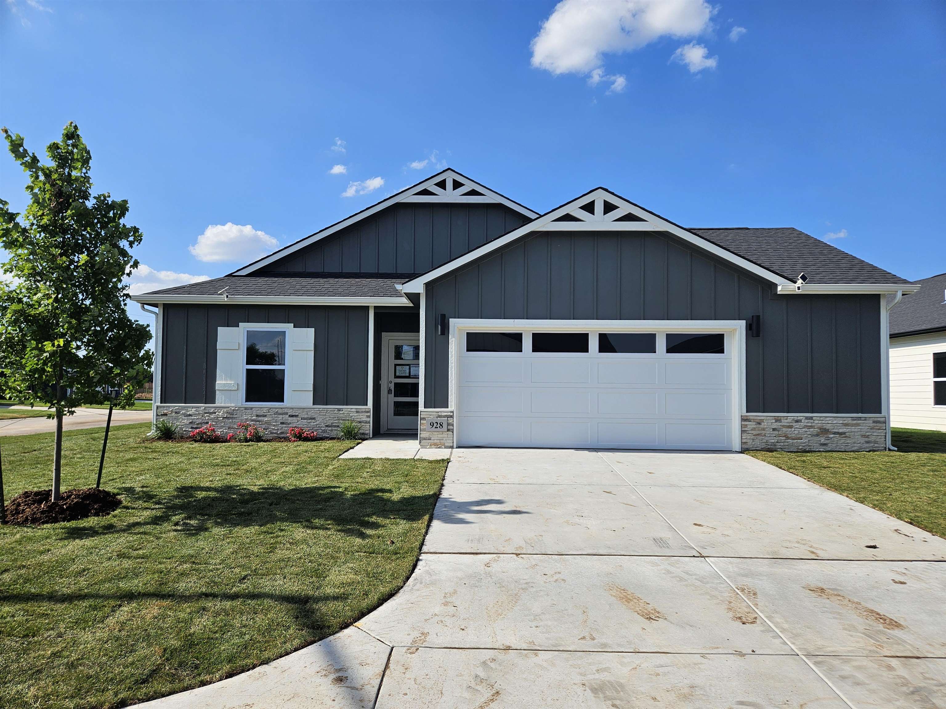 928 N Forestview Ct, Wichita
