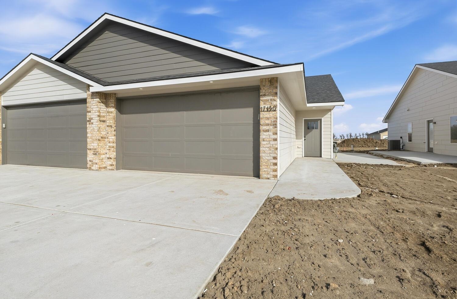 17132 W Lawson Cir, Goddard