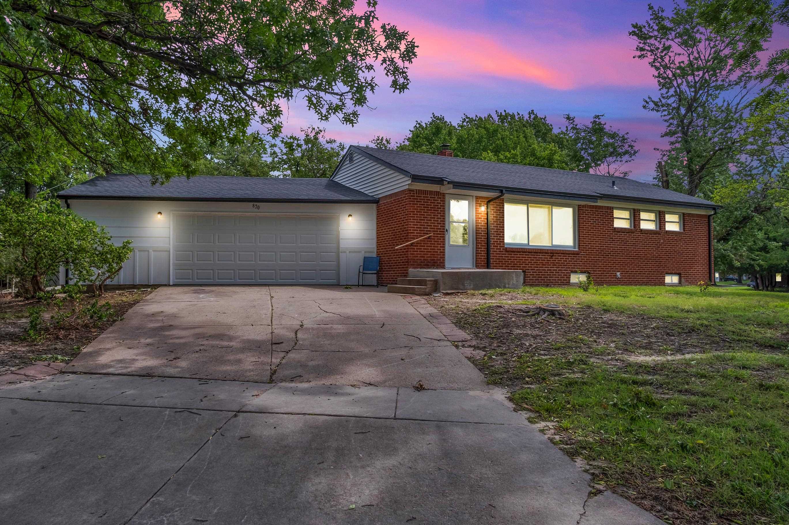 870 S Watson Ln, Wichita