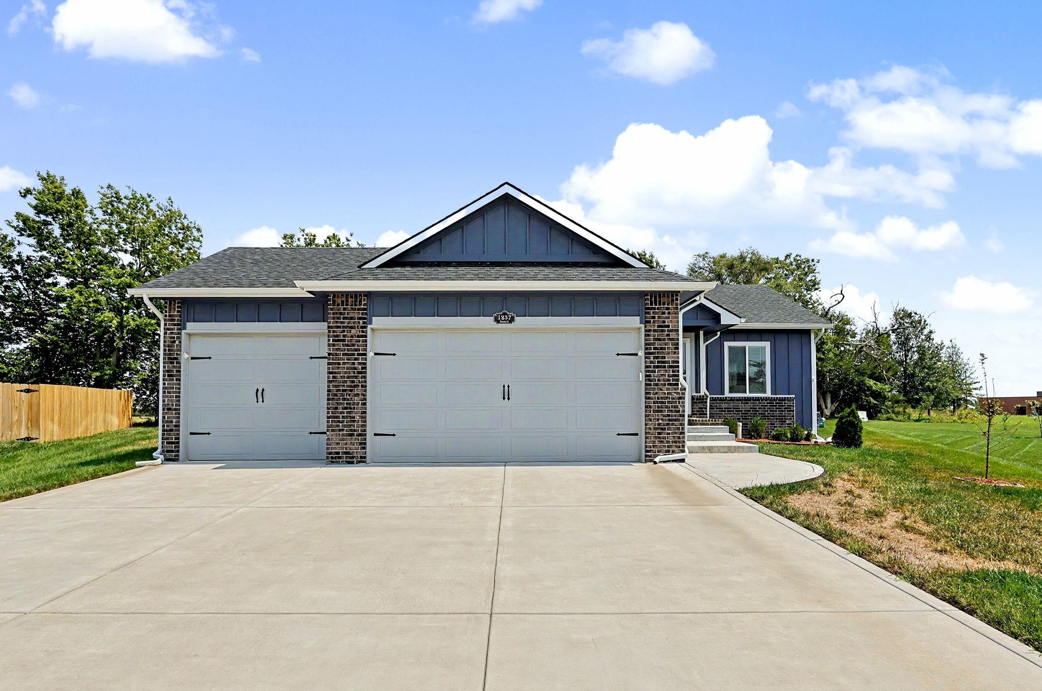 1237 E Sontag, Derby