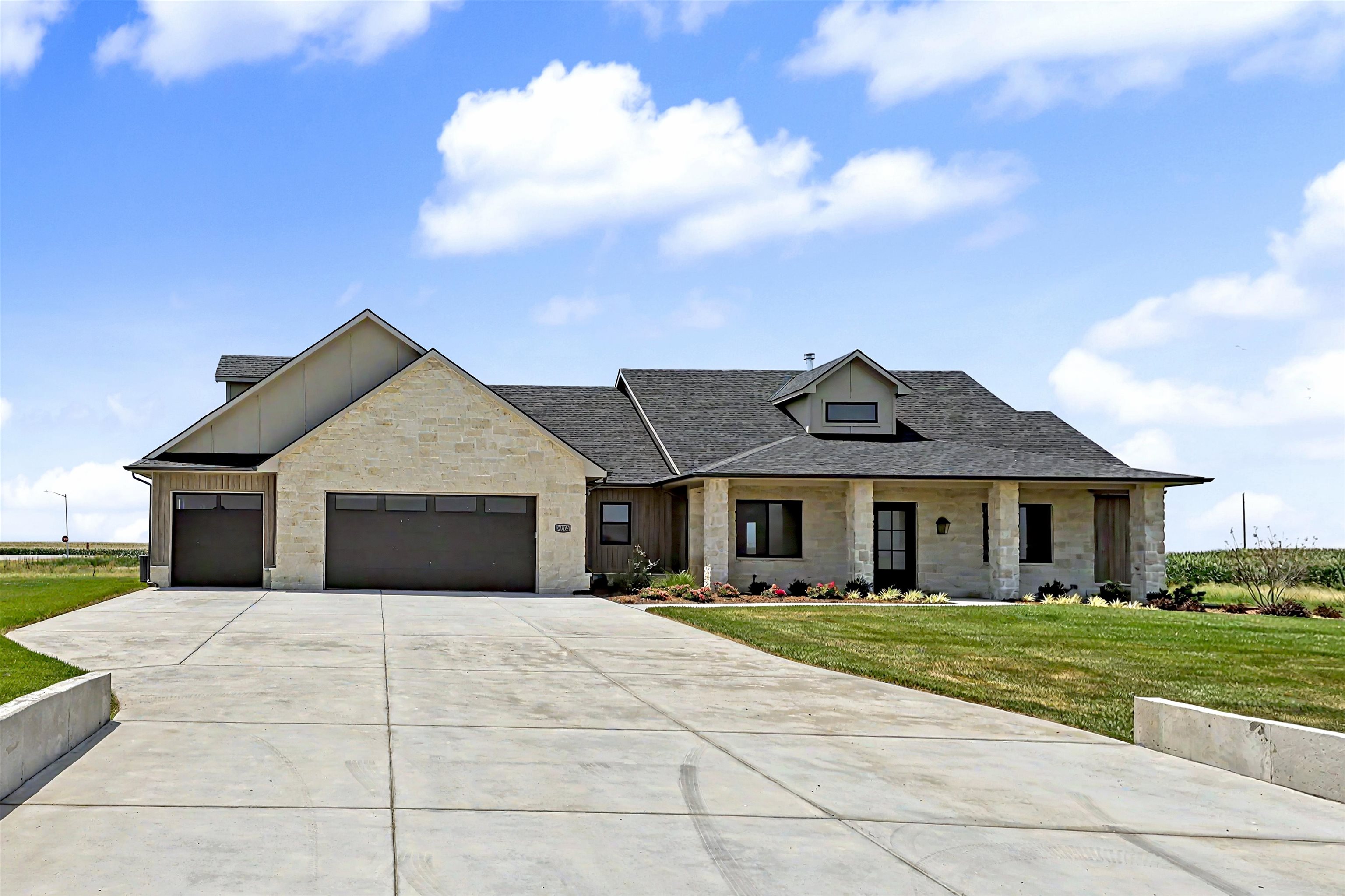 24770 W Stonebottom Ct, Goddard