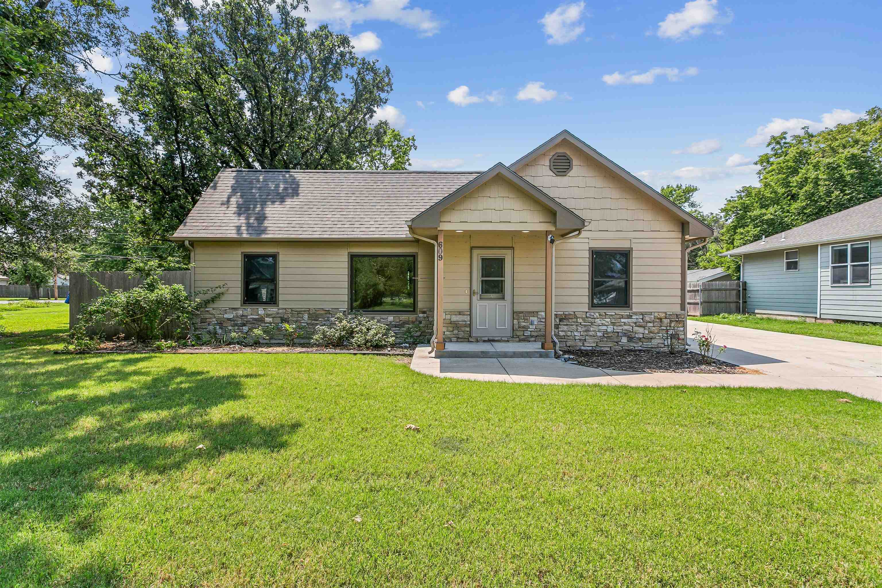 609 W Russell, Mulvane, KS, 67110