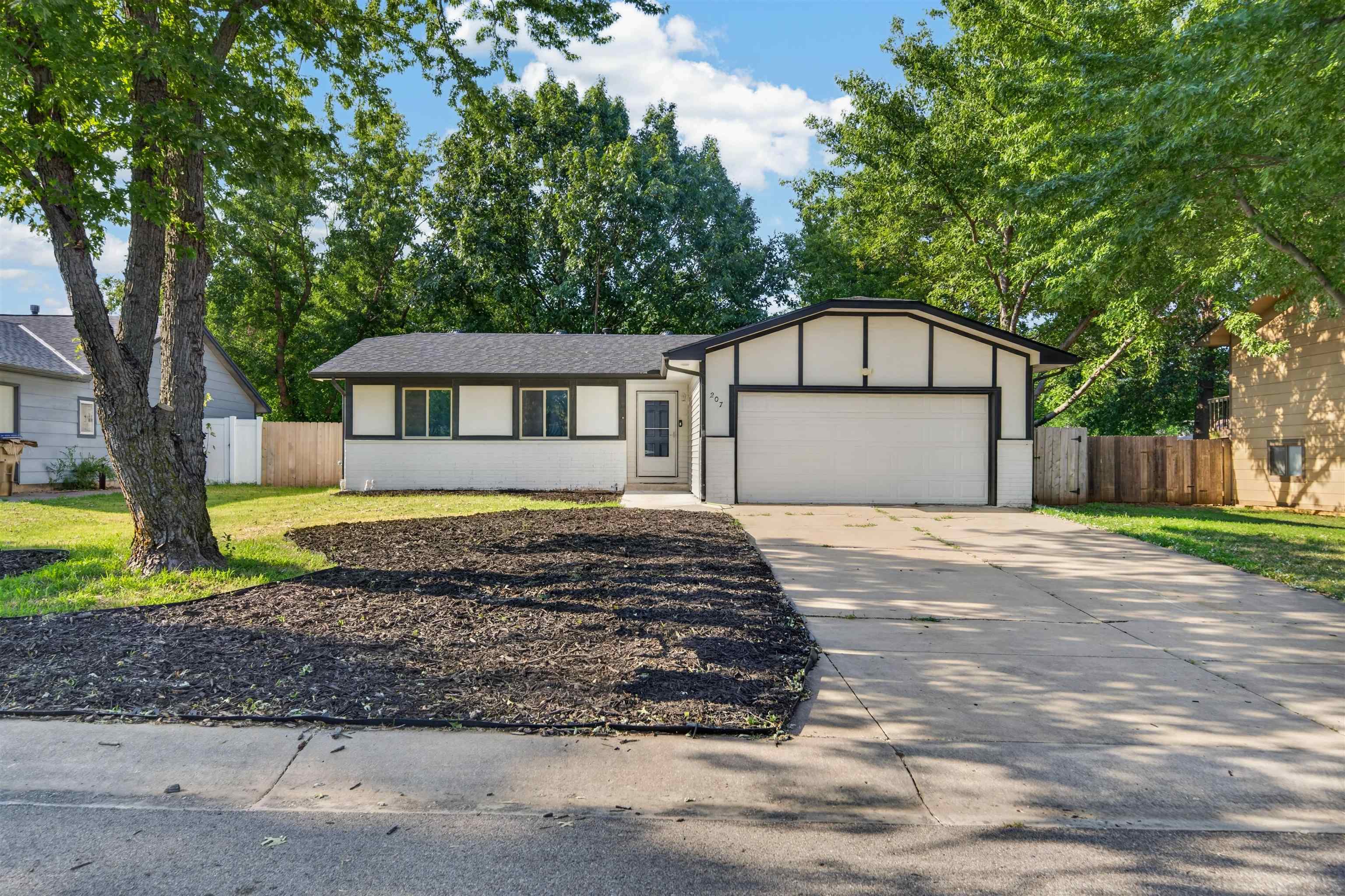 207 E North Point St, Derby