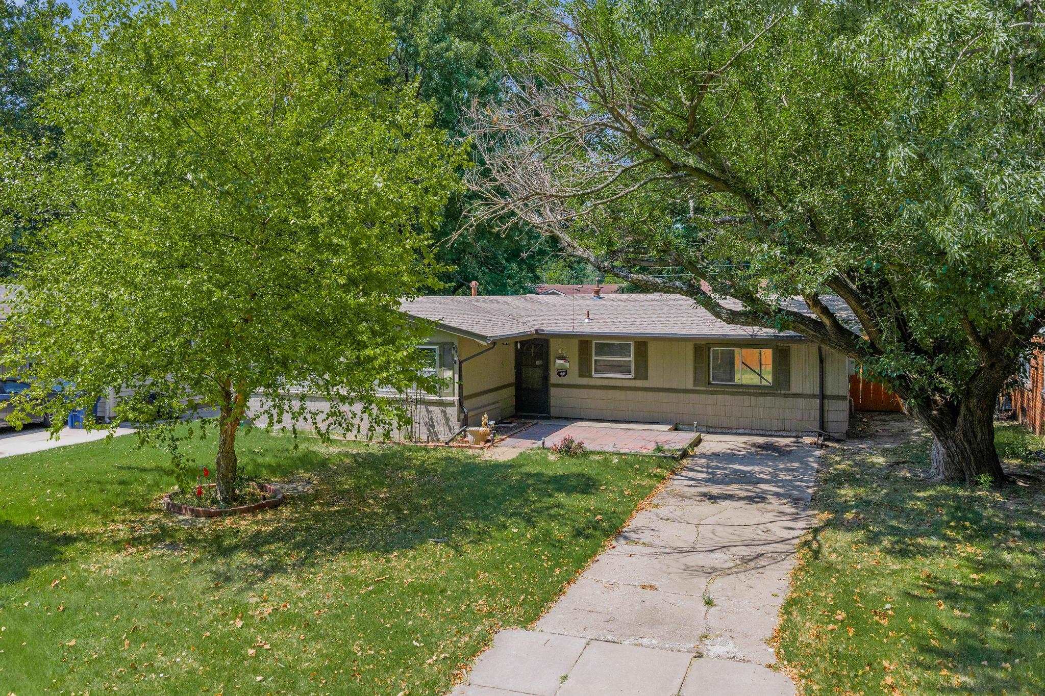 1037 Inverness Dr, Wichita
