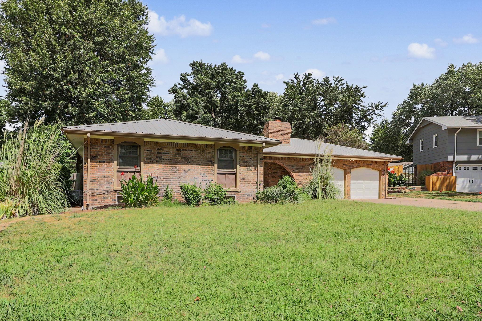 1306 E Brookfield Lane, Derby