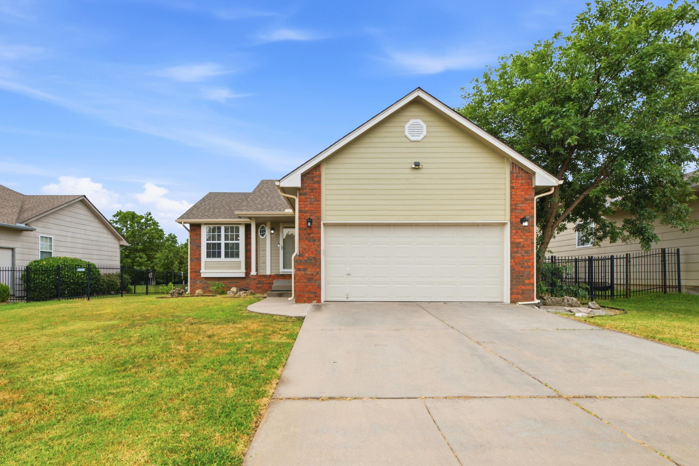 882 S Bedford Ct, Wichita