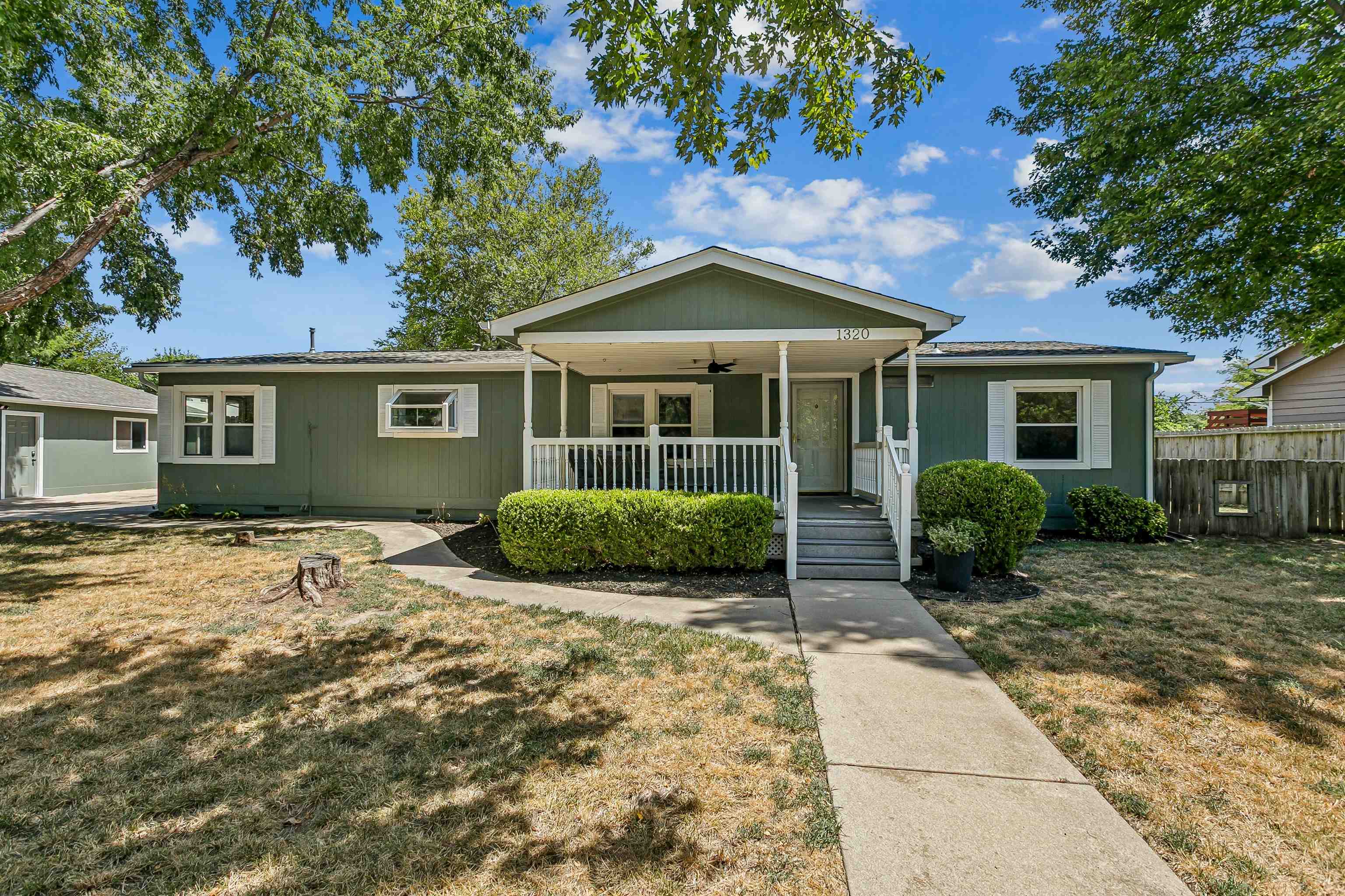 1320 N Mount Carmel Cir, Wichita