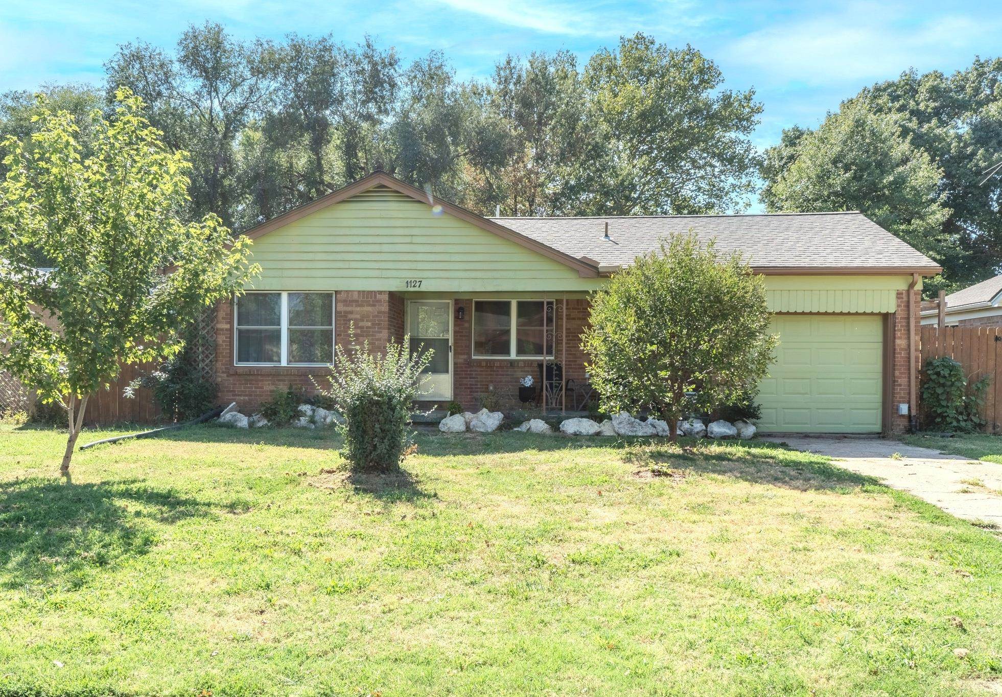 1127 N Derby Ave, Derby