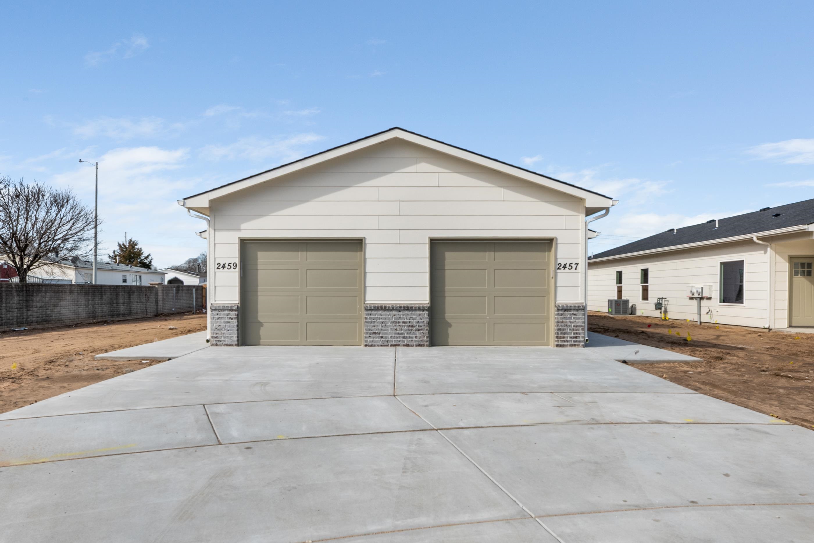 2351 W MacArthur Ct, Wichita