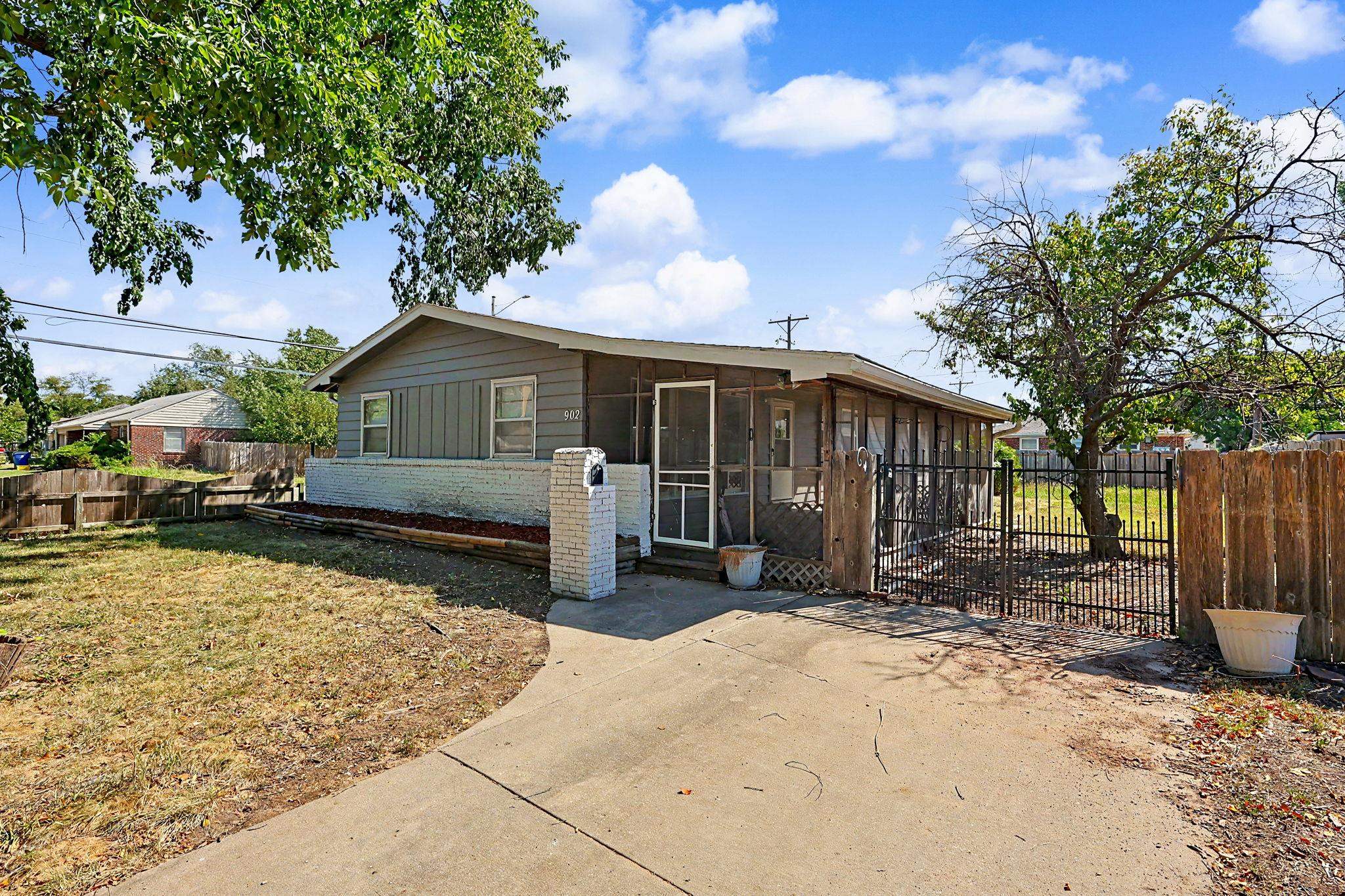 902 S Royal Rd, Wichita