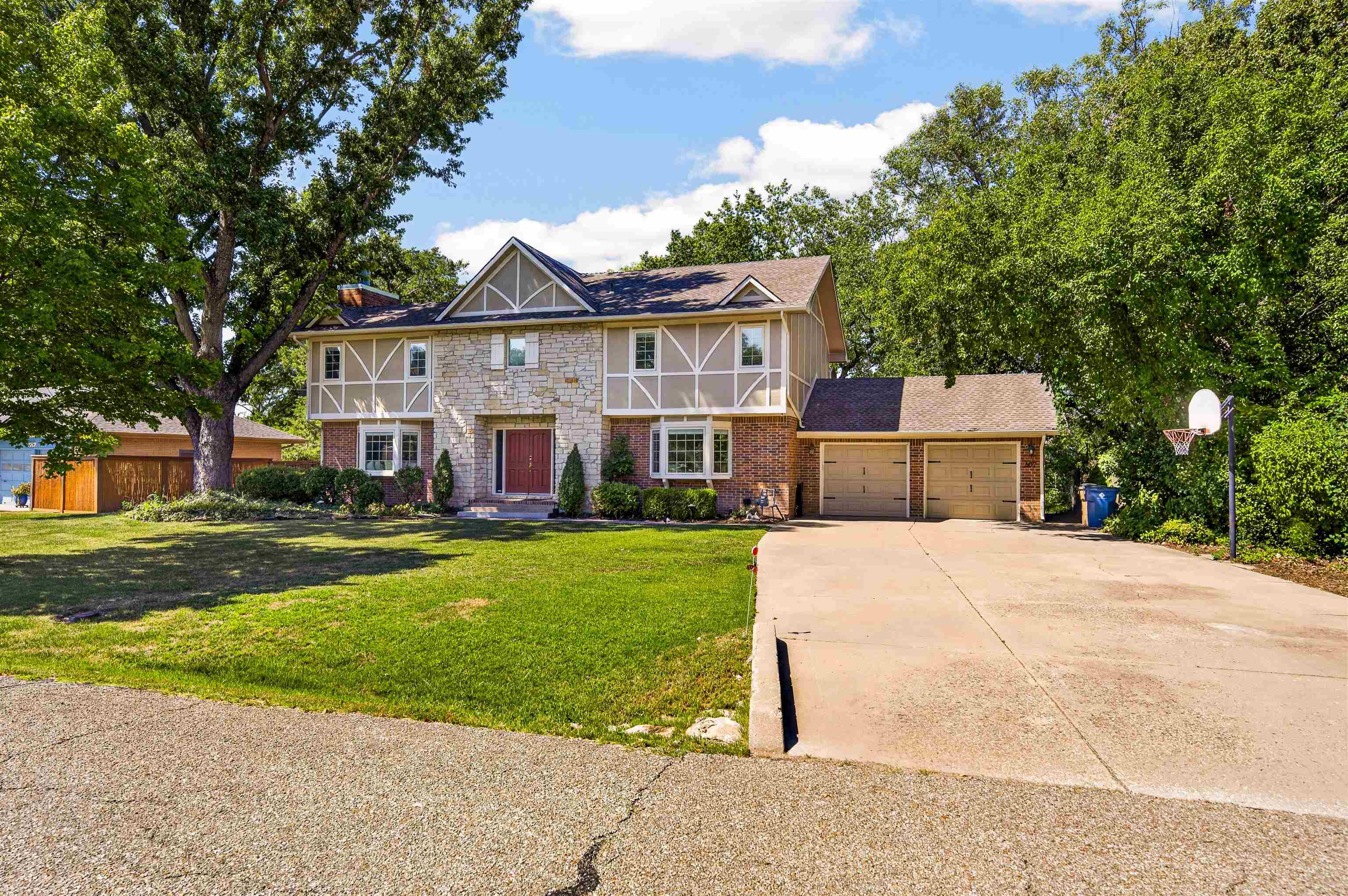 607 N Brookhaven Dr, Wichita
