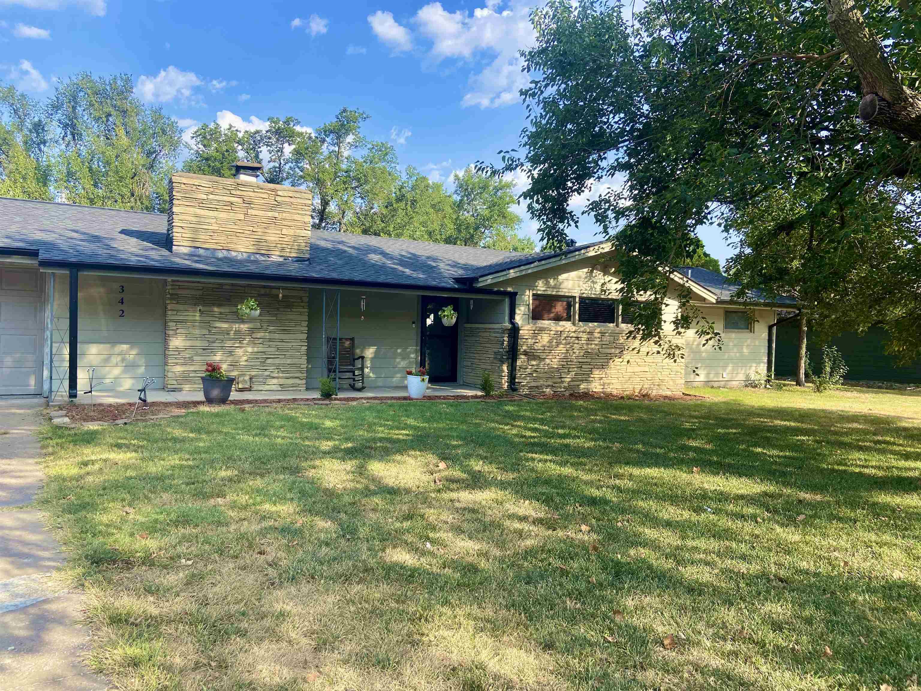 342 S Winterset Ln, Wichita