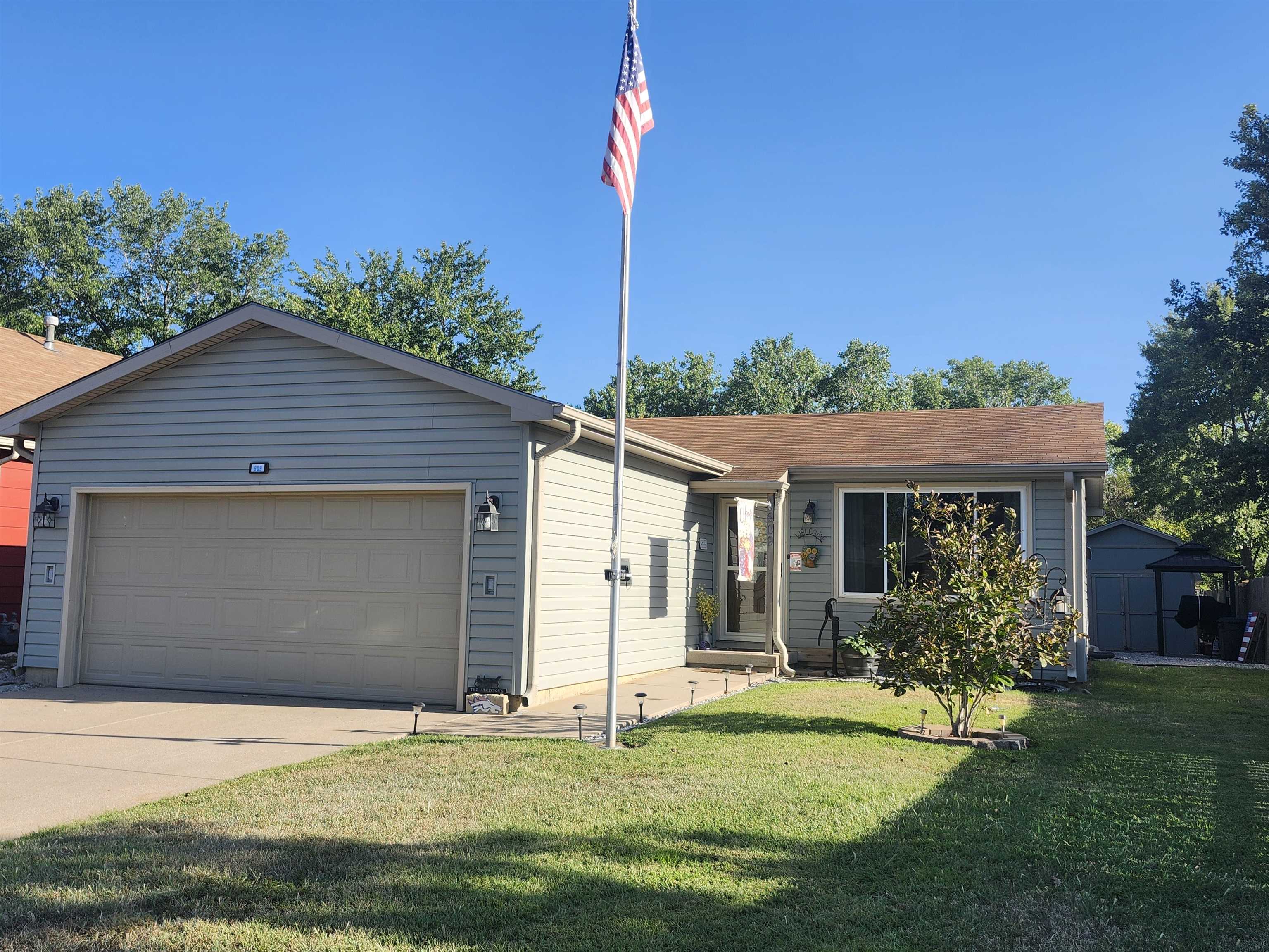 909 E 52nd St S, Wichita