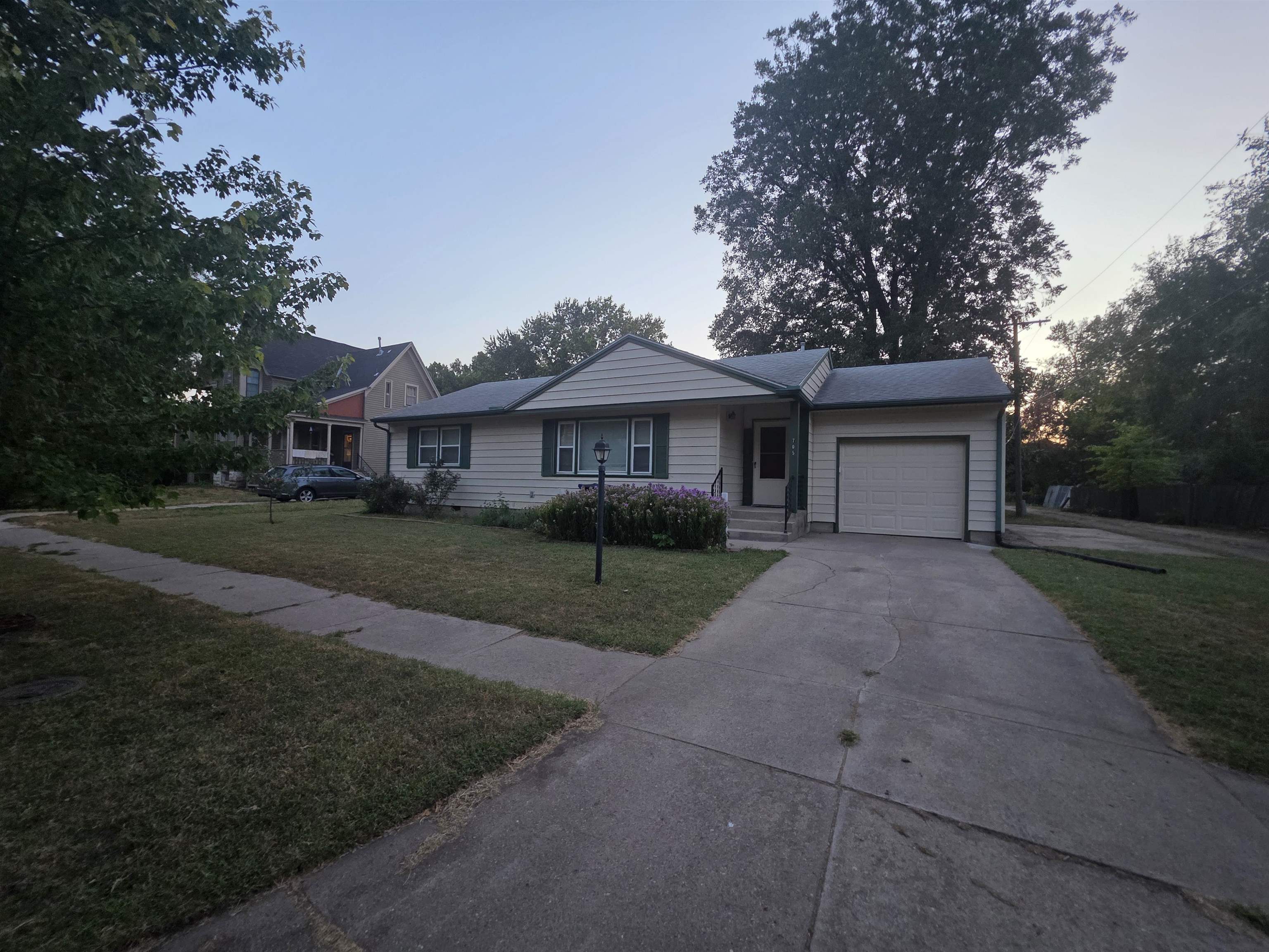 705 N Elm, Newton