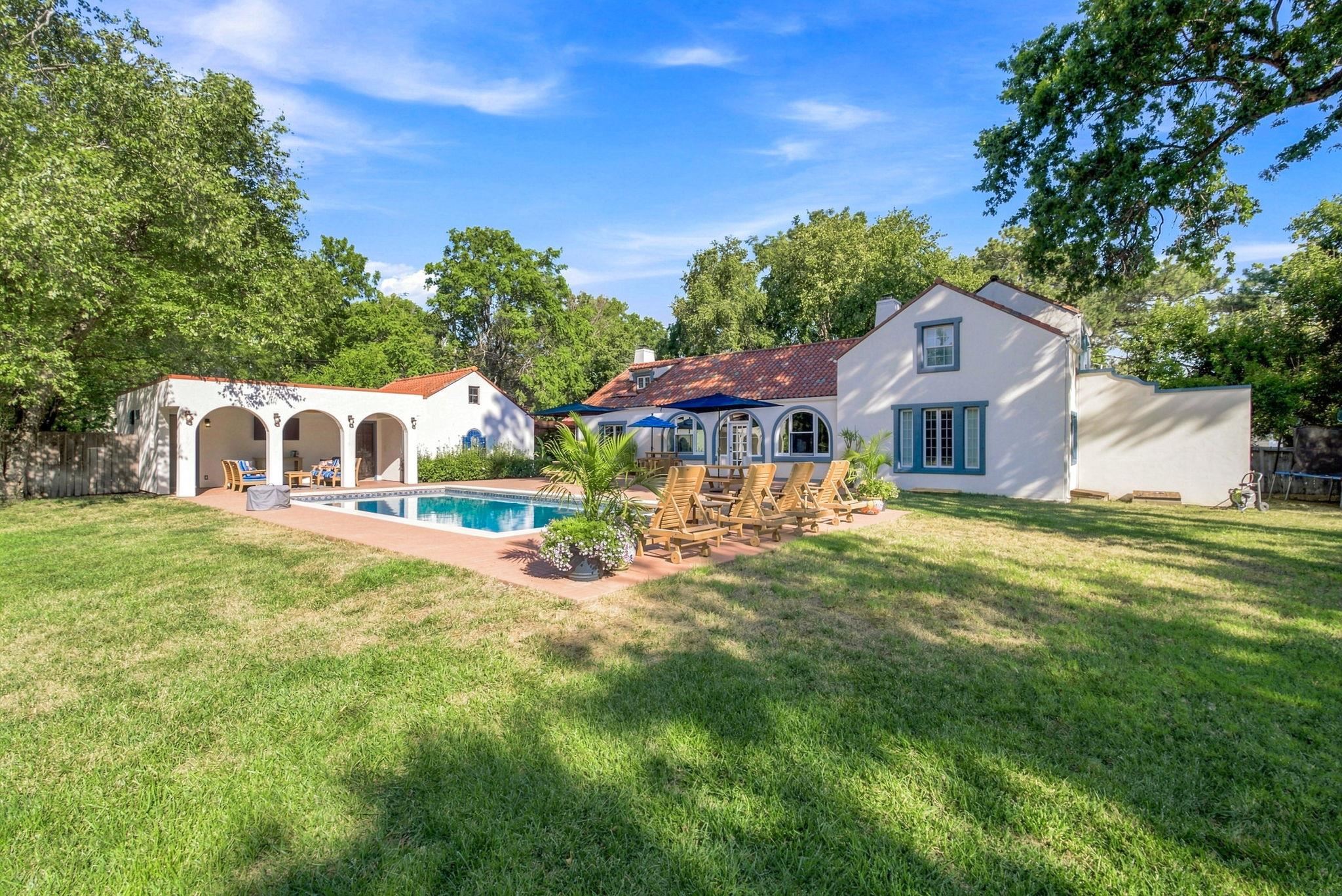 3823 E Lewis St, Wichita