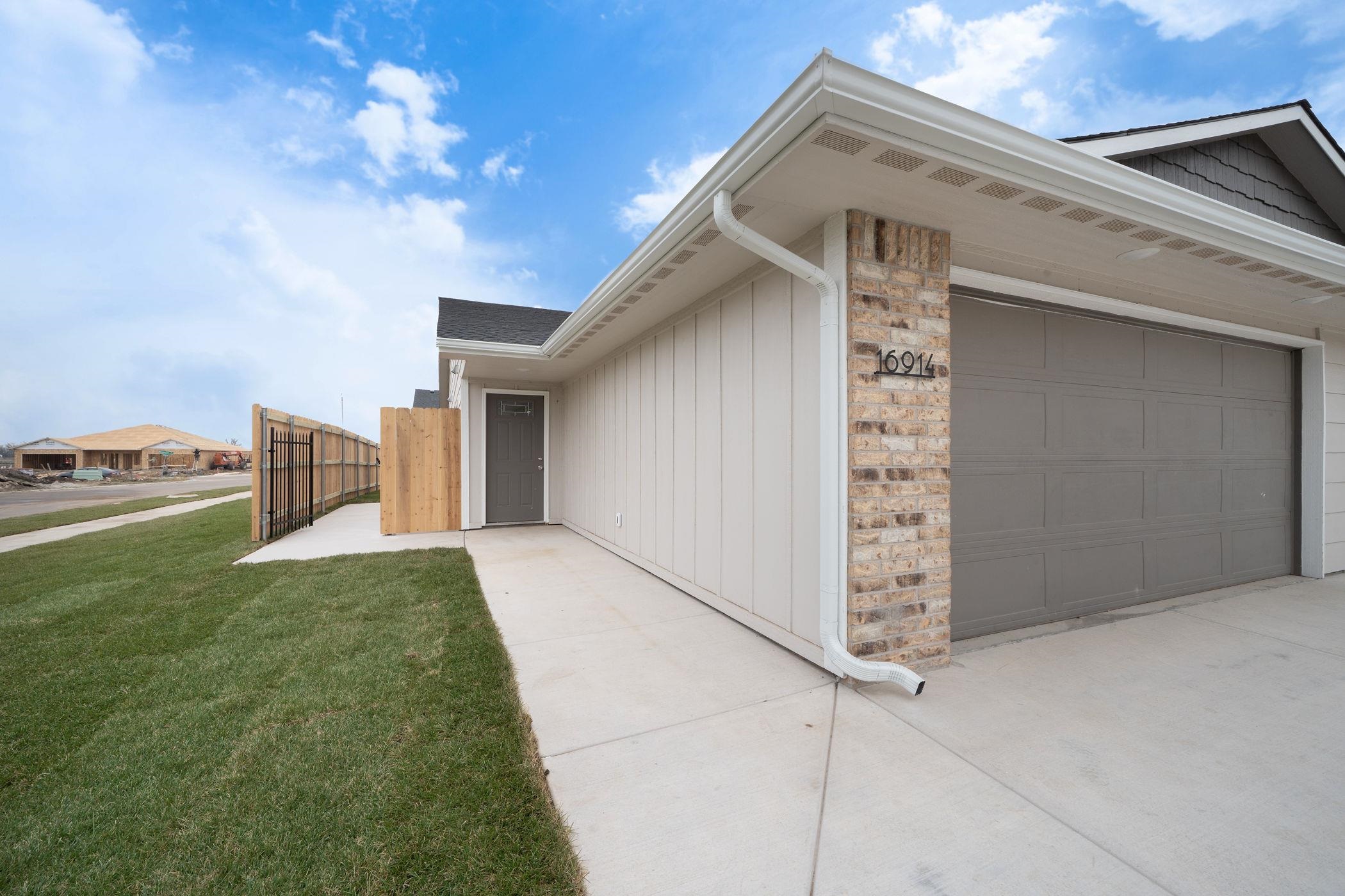 11994 W Wildwood ST #100, Wichita