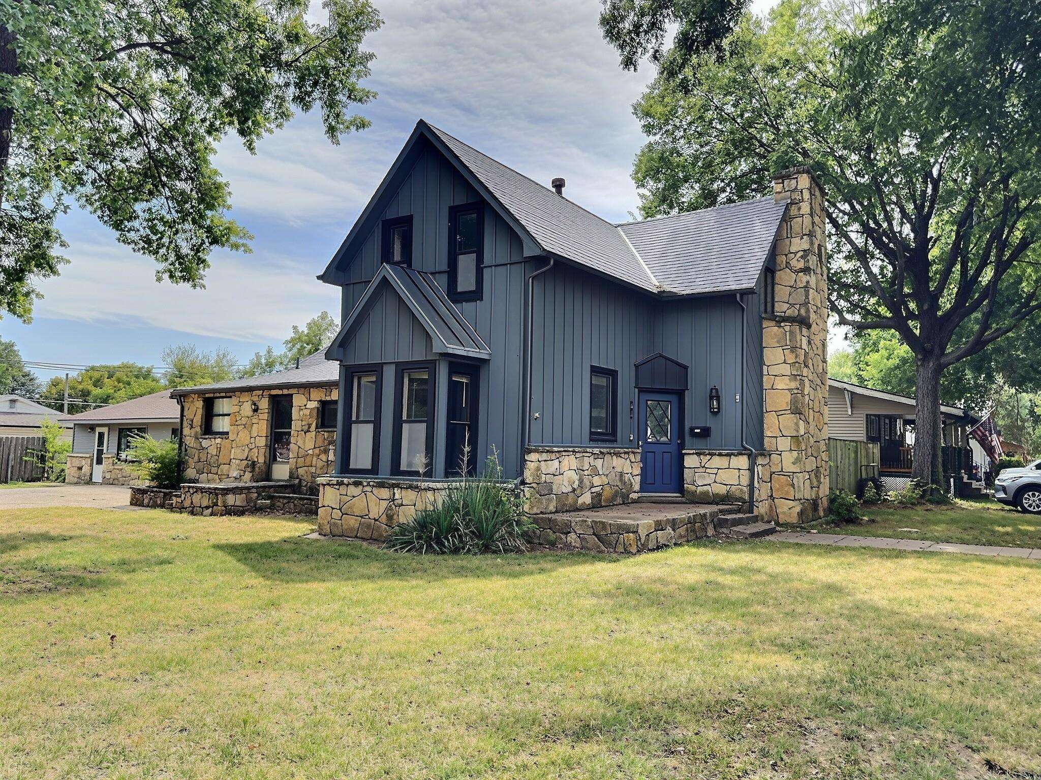 915 E 15th, Winfield
