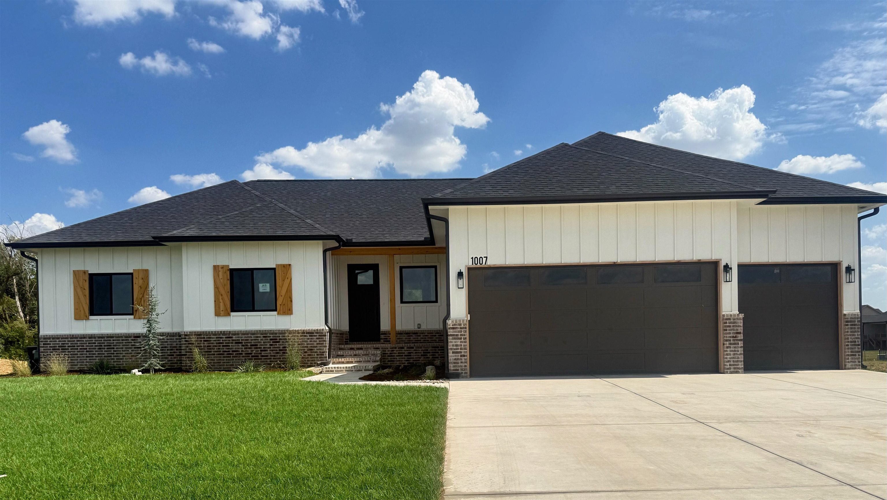 1007 S Brookside St, Goddard