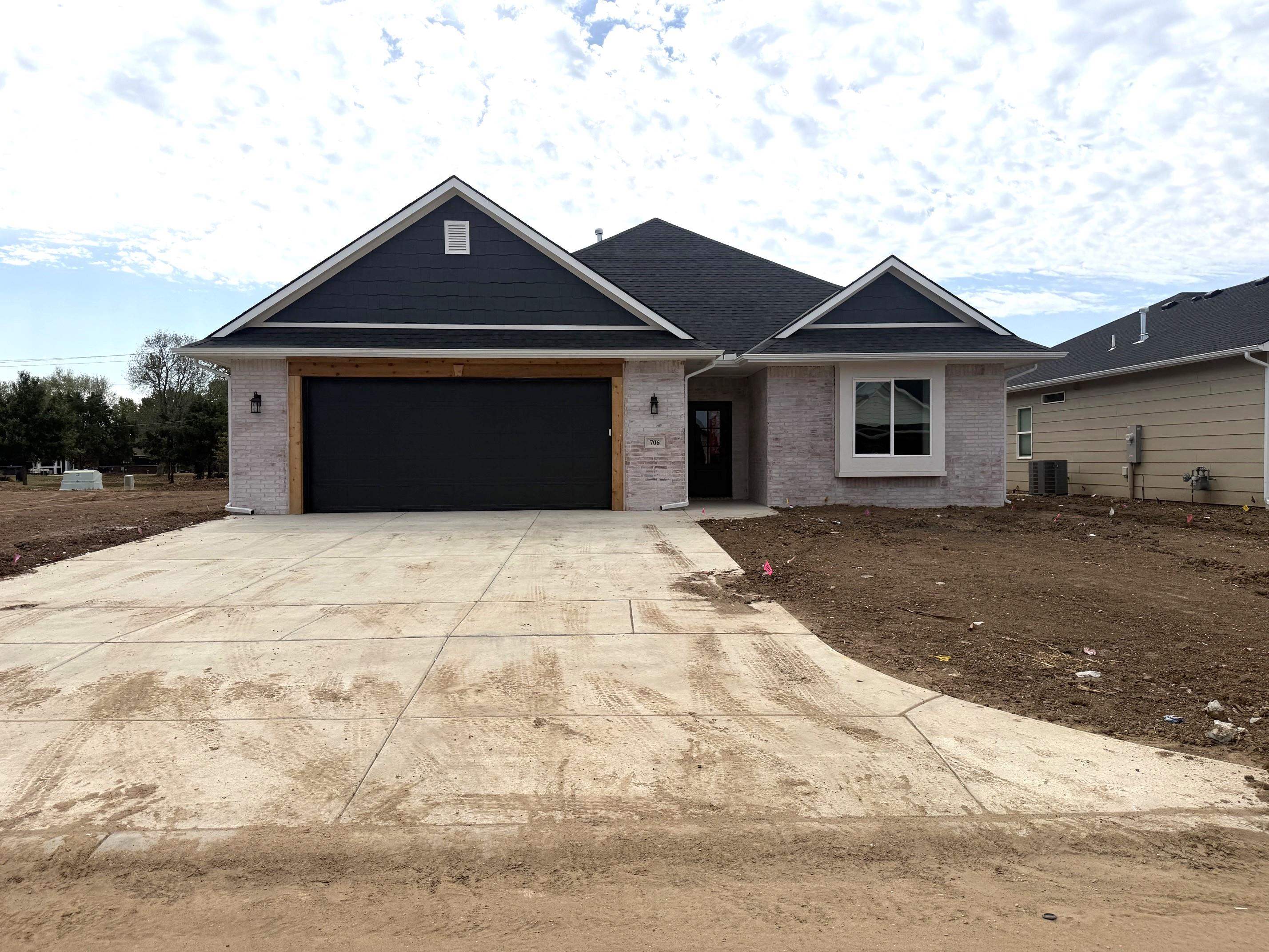706 N Rainbow Lake Ct, Wichita